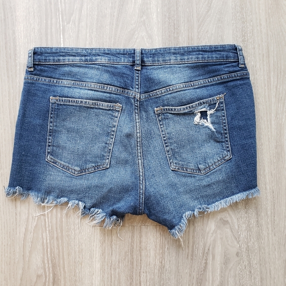 H&M Women's Distressed Denim Shorts - Picture 2 of 4